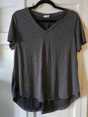 Mod Ref Women's Short Sleeve V-Neck Top in Charcoal Gray